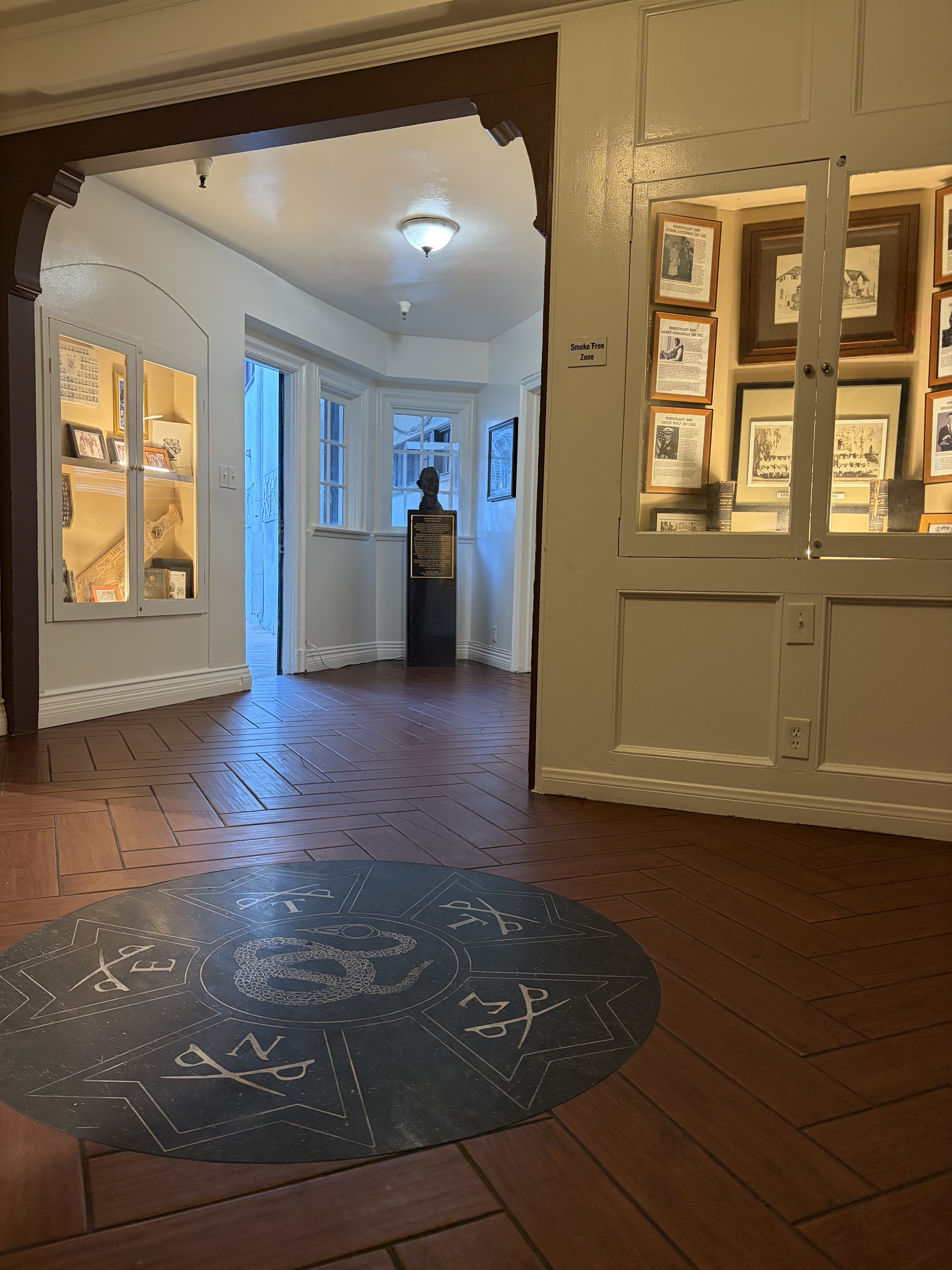 The foyer at 601 Gayley Avenue